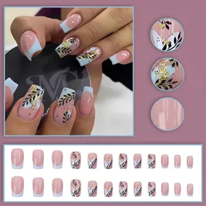Französischer Stil Kunstnägel in Rosa mit weißen Spitzen, Blattmustern und Goldfolie-Akzenten