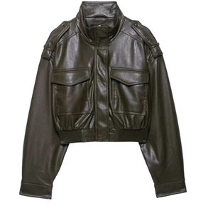 Veste courte en simili cuir vert olive foncé avec poches utilitaires et col montant