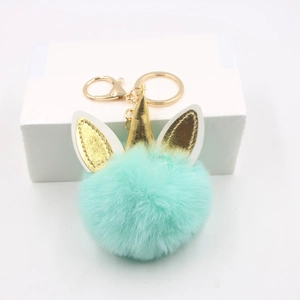Vue détaillée du porte-clés licorne en peluche vert menthe avec corne dorée et anneau métal