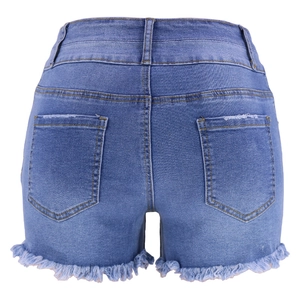 Vue détaillée des poches arrière et des ourlets effilochés du short en jean taille haute