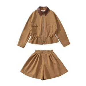 Zweiteiliges Damen-Set mit Fledermausärmel-Jacke, Lederkragen und Plissee-Shorts