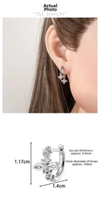 Dettaglio orecchini a fiore con zirconi, diametro interno 10mm e spessore ago 0,9mm