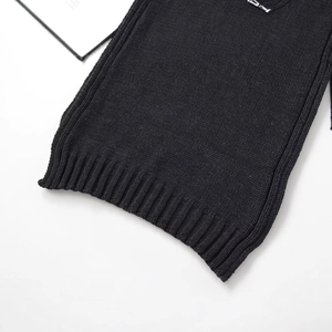Haut sans manches noir à col bénitier avec ourlet asymétrique et maille côtelée