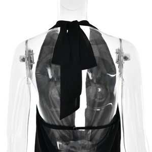 Vue détaillée de la robe dos nu noire avec un grand nœud papillon sur le dos nu