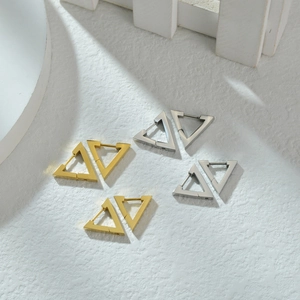 Orecchini geometrici a triangolo in acciaio inossidabile nelle finiture oro e argento