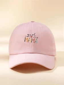 Dettaglio cappellino rosa con stampa girl MAMA, motivo leopardato e grafiche a cuore