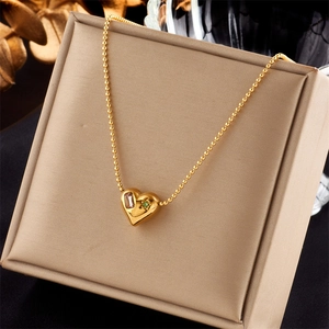 Minimalistische Goldkette mit Herzanhänger und Strasssteinen in einer Schmuckschatulle