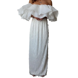 Completo bianco due pezzi elegante con top a volant senza spalline e gonna lunga maxi