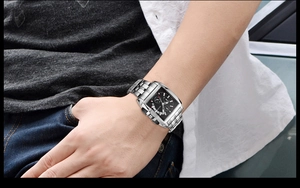 Dettaglio di un orologio cronografo da uomo quadrato con cinturino in metallo argento al polso
