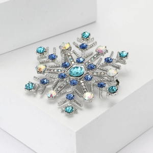 Broche flocon de neige argentée élégante sertie de cristaux bleus et blancs fins