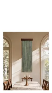 Dettaglio dell'arazzo con nappe verde acqua e barra in legno massiccio scuro
