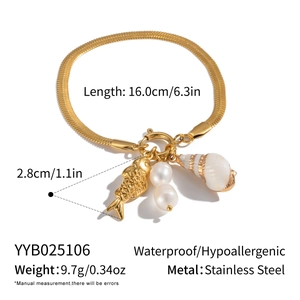 Dettaglio del bracciale in acciaio inossidabile placcato oro 18K con conchiglia e pesci