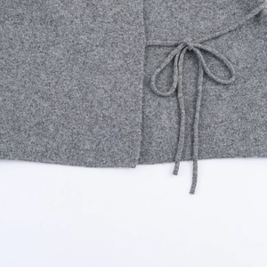 Élégant manteau en laine grise avec nœud papillon latéral et ceinture à la taille