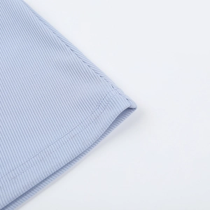 Detailaufnahme des Saums aus hellblauem Rippstrick mit präzisen Nähten und Texturdetails