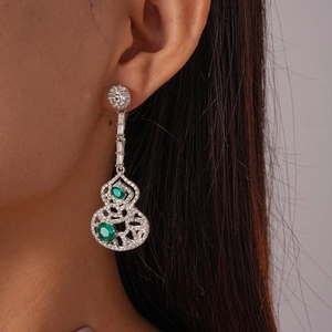 Boucles d'oreilles gourde évidée en argent avec pierres vertes et cristaux brillants