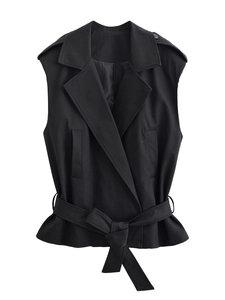 Détail d'un gilet noir sans manches avec col à revers, double boutonnage et ceinture à nouer