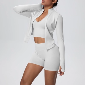 Détail de l'ensemble de fitness gris clair 3 pièces avec veste, brassière et short