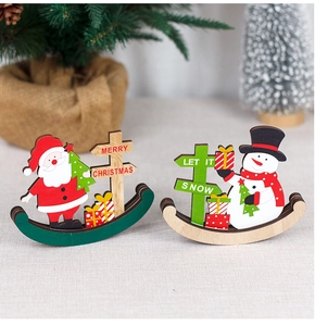 Détails des figurines culbutos de Noël en bois avec le Père Noël et un bonhomme de neige