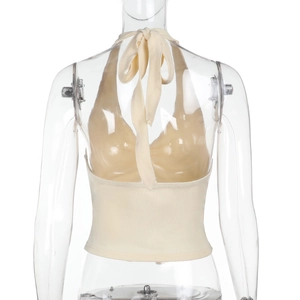 Detailansicht des Neckholder-Bindedesigns am beigen gerippten Strick-Crop-Top für Damen