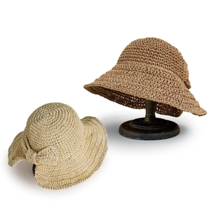 Chapeaux de soleil d'été à large bord avec nœud pour femmes en beige et marron sur socle