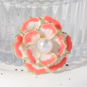 Spilla camelia in smalto rosa e bianco con grande perla centrale e bordo dorato