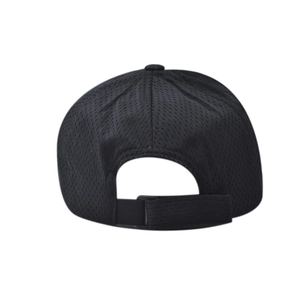 Vista trasera de gorra de béisbol de malla negra transpirable con correa ajustable