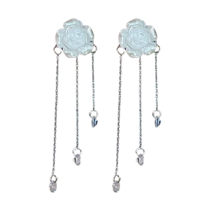 Boucles d'oreilles camélia élégantes avec glands en cristal asymétriques et aiguille argent