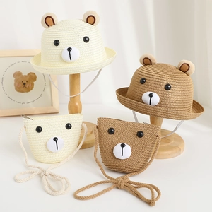 Set cappello di paglia e borsa a tracolla con orsetto per bambini, mostrato in due colori