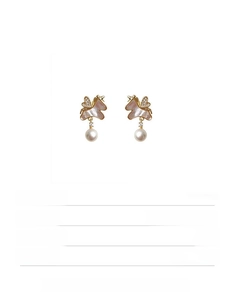 Détails des boucles d'oreilles licorne plaquées or avec nacre et perles fantaisie