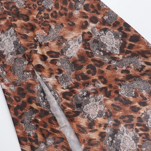 Gros plan du tissu à motifs léopard et cachemire sur une robe longue avec fente latérale