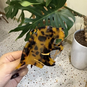 Close-up of leopard head hair claw clip in tortoiseshell finish with golden spring