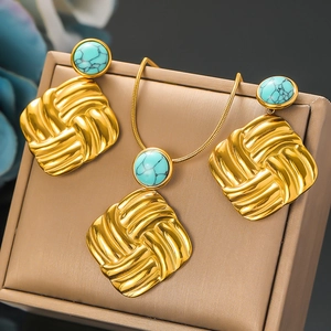 Parure bijoux dorée texturée avec collier turquoise et boucles d'oreilles sur support