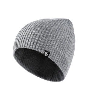 Gorro de punto de lana gris medio con textura de canalé y etiqueta sobre fondo blanco
