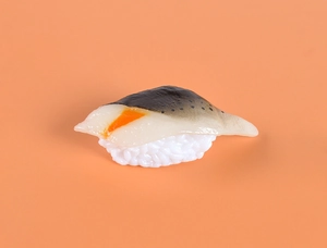 Vue macro d'un modèle de sushi au maquereau réaliste avec texture de poisson sur fond orange