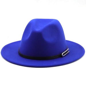Détail d'un chapeau en feutre bleu roi avec ruban en cuir noir et boucle argentée