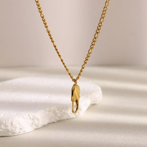 Collier minimaliste en acier inoxydable plaqué or 18K avec pendentif abstrait chic
