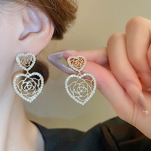 Orecchini vintage a cuore in oro champagne con motivo rosa e pietre di zircone scintillanti