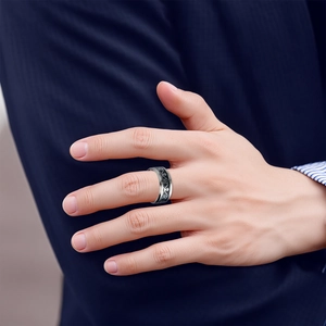 Retro punk pirate skull ring in silver-black metal worn by a model in a suit