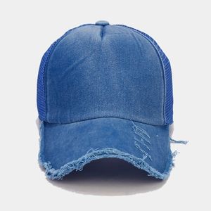 Cappellino trucker vintage in denim lavato con rete traspirante e dettagli usurati