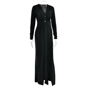 Détail de la robe noire à col en V profond avec taille froncée et fente haute sexy