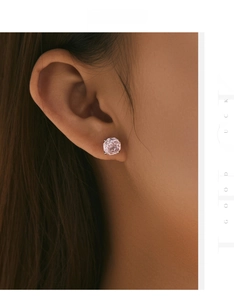Gros plan d'un clou d'oreille en zircon rose à facettes avec sertissage en argent