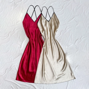 Eleganti set da notte lunghi in raso rosso e champagne con spalline incrociate sul retro
