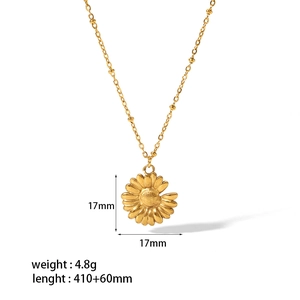 Detailed view of 18K gold plated daisy pendant with 17mm size and adjustable chain length