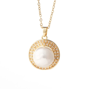 Elegante collana di perle dorate con doppio alone di cristalli e una sottile catena