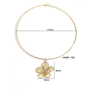 Collana girocollo rigida in metallo dorato con ciondolo a fiore strutturato