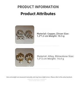 Détail de boucles d'oreilles boules creuses avec zircon 'm' et motifs floraux en strass