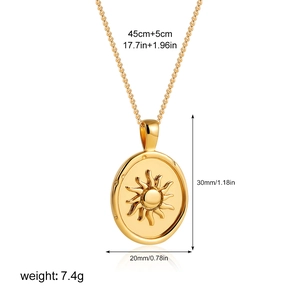 Détail montrant les dimensions du pendentif soleil 30x20mm et la longueur de chaîne 45cm