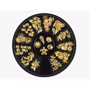 Goldene Nagelkunst-Metallnieten mit Meeresmotiven wie Muscheln in einer 12-Slot-Box