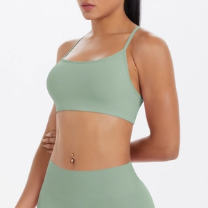 Détail du soutien-gorge de sport vert menthe à fines bretelles et tissu respirant sans couture