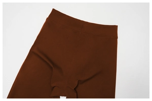 Gros plan sur le legging de yoga marron foncé à taille haute et coutures plates